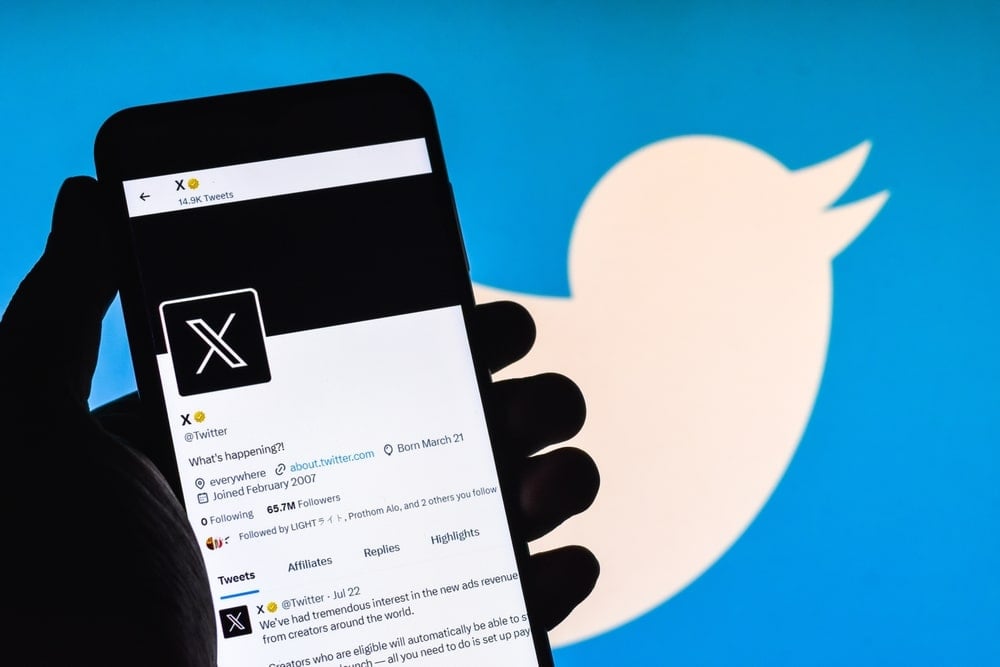 x app and twitter logo